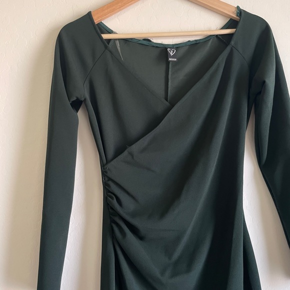Windsor | v Plunge Long Sleeve Emerald Green Slip Maxi Gown - Picture 4 of 8